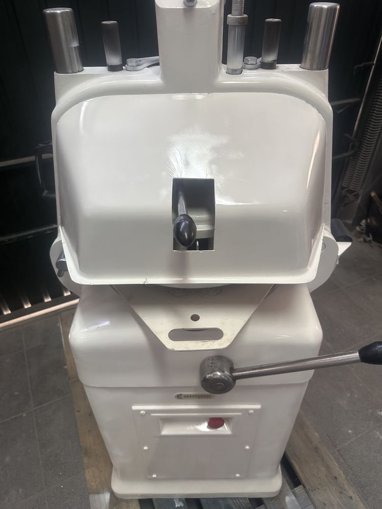 Divisora semi-automática marca (Maquindal)