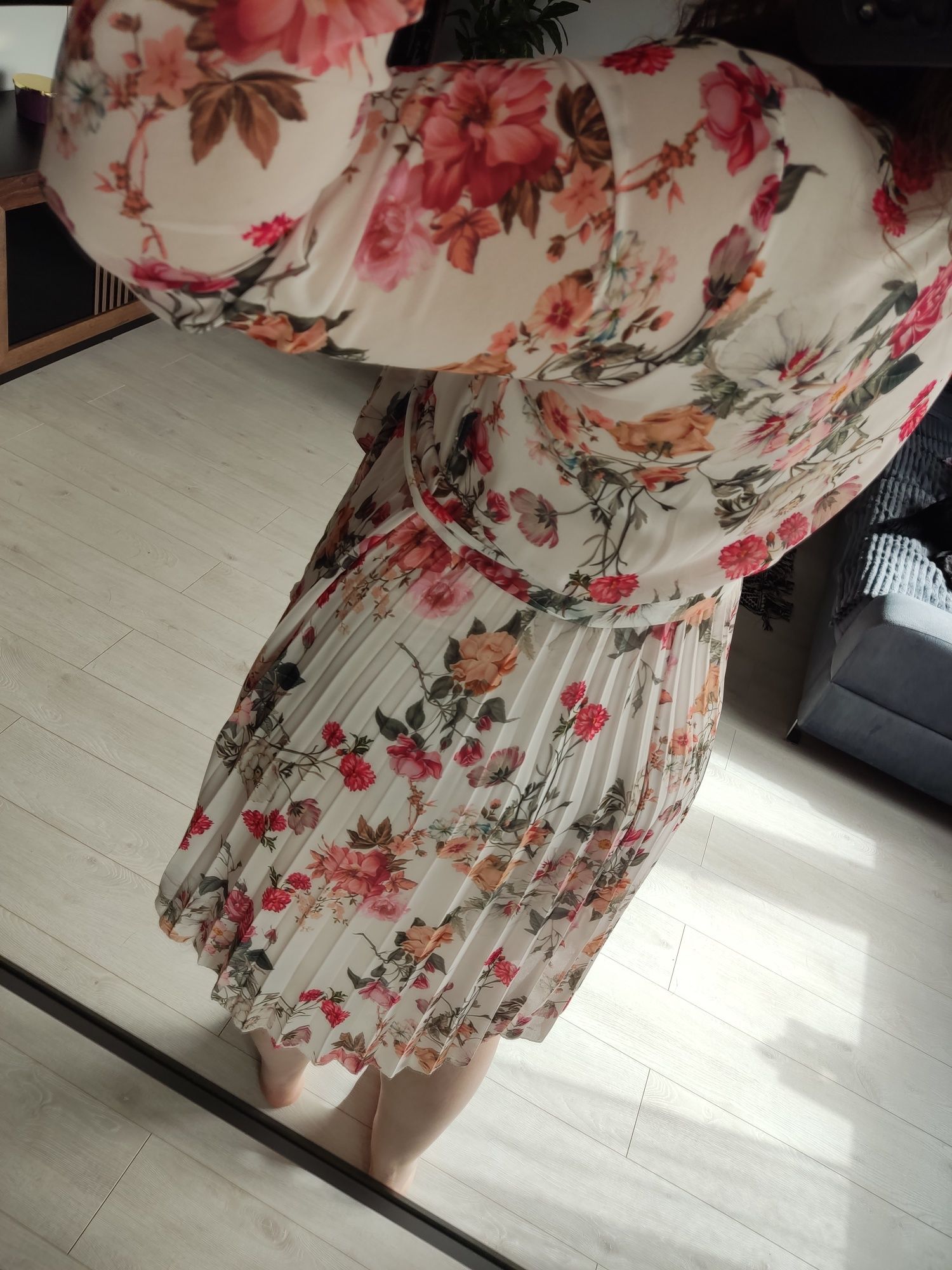 Sukienka midi w kwiaty plisowana rozmiar uniwersalny M L XL 2XL