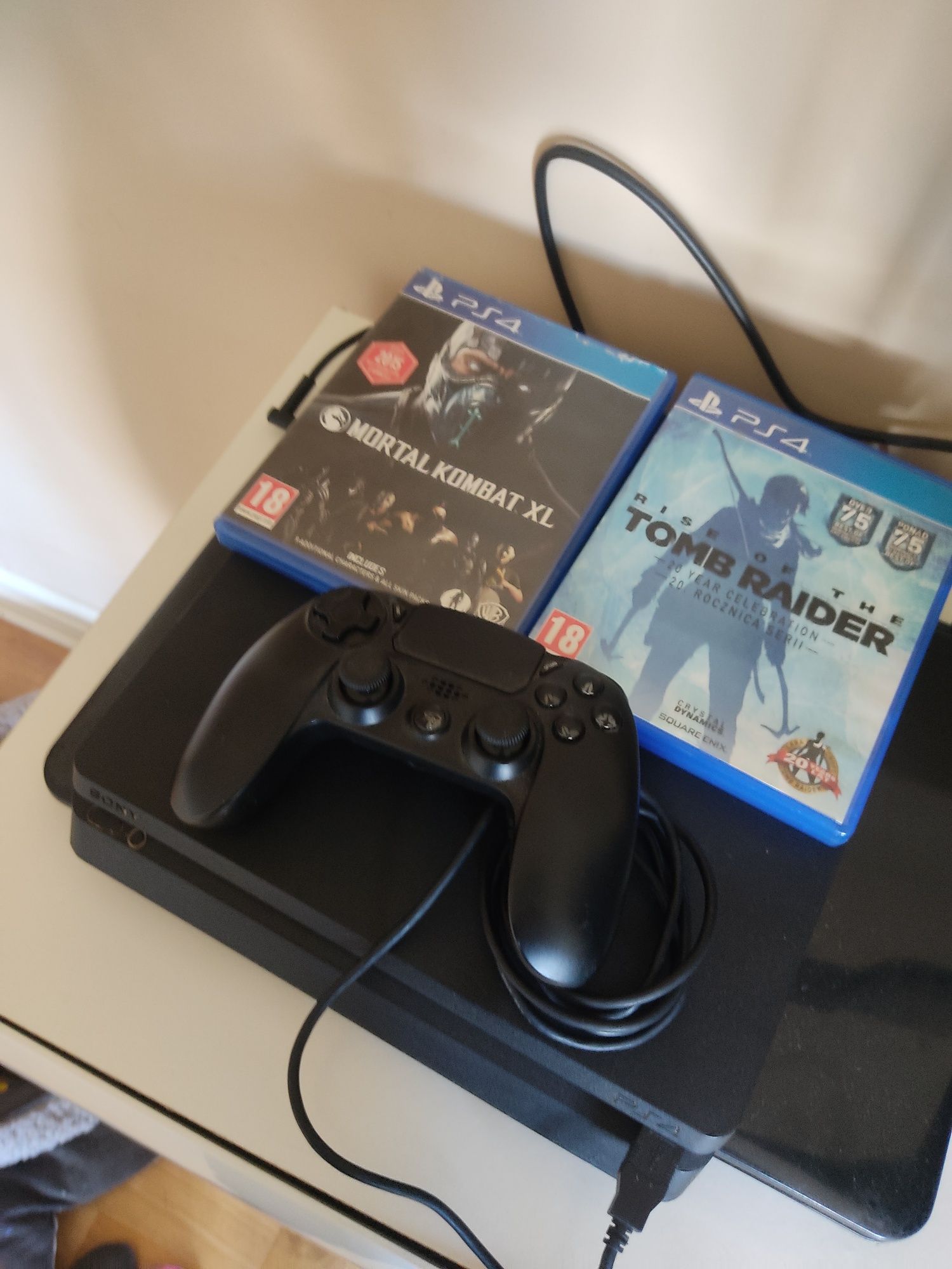 PS4 SLIM 1T, pad + HDMI + gry + kable
