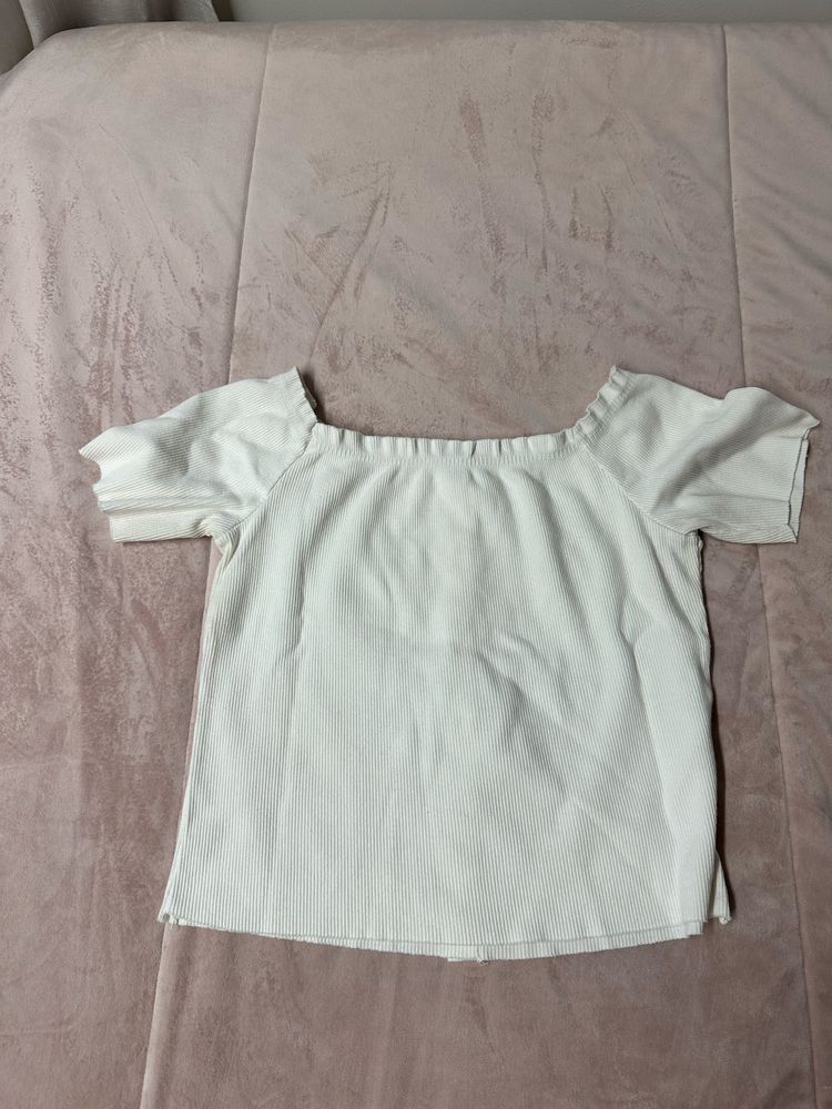 Camisola branca com botões de feitio