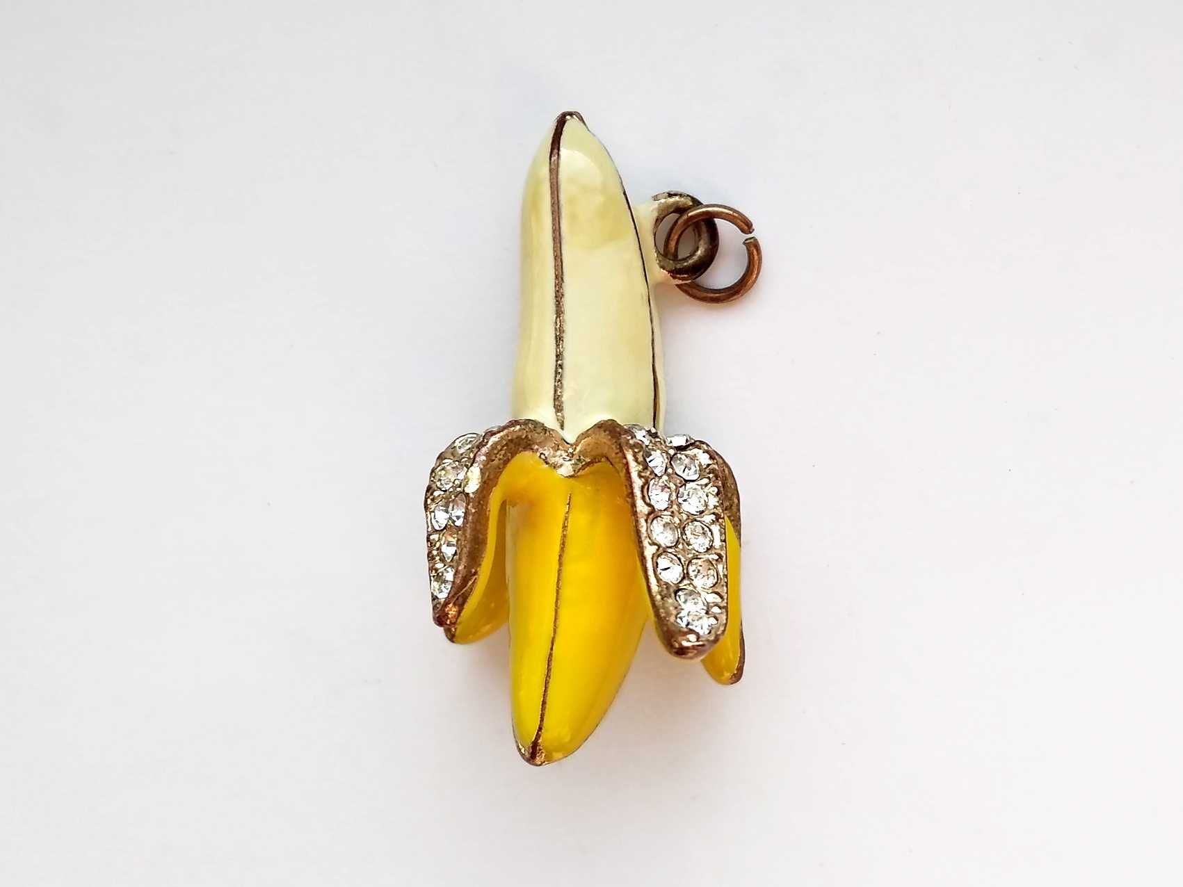 Кулон банан со стразами металл стразы золотая обводка желтый