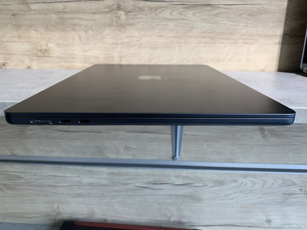 MacBook Air 15’ 2024 год. M3 8/256 аккумулятор 100%