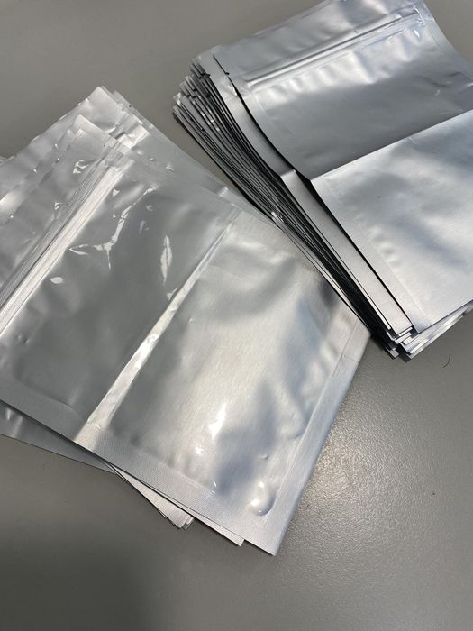 Пакеты с зип застёжкой.