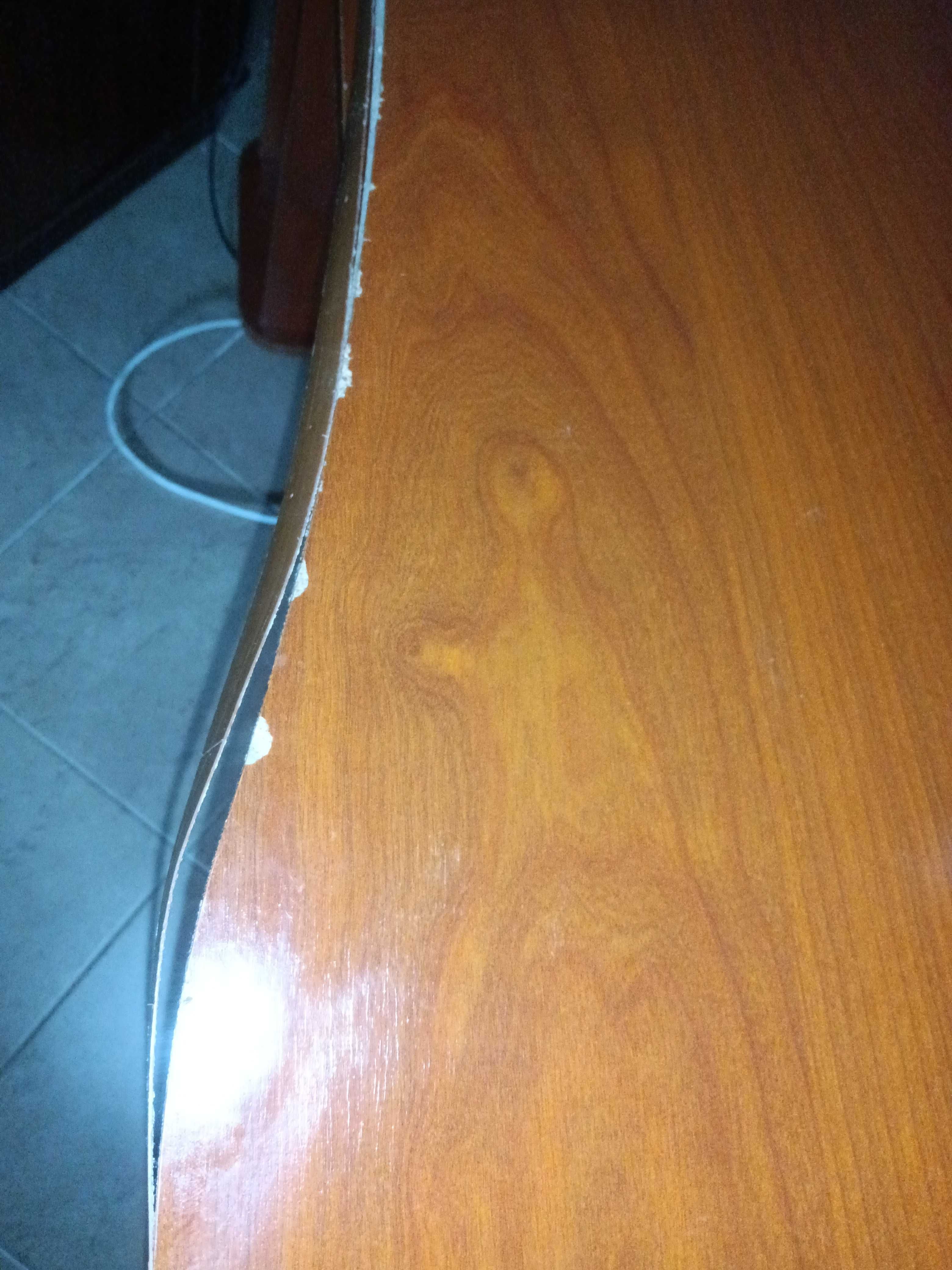 Secretária com marcas de uso