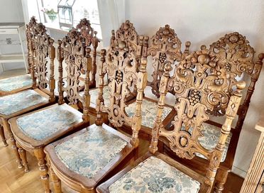 9 krzeseł ręcznie rzeźbione. Datowane na 1900r.