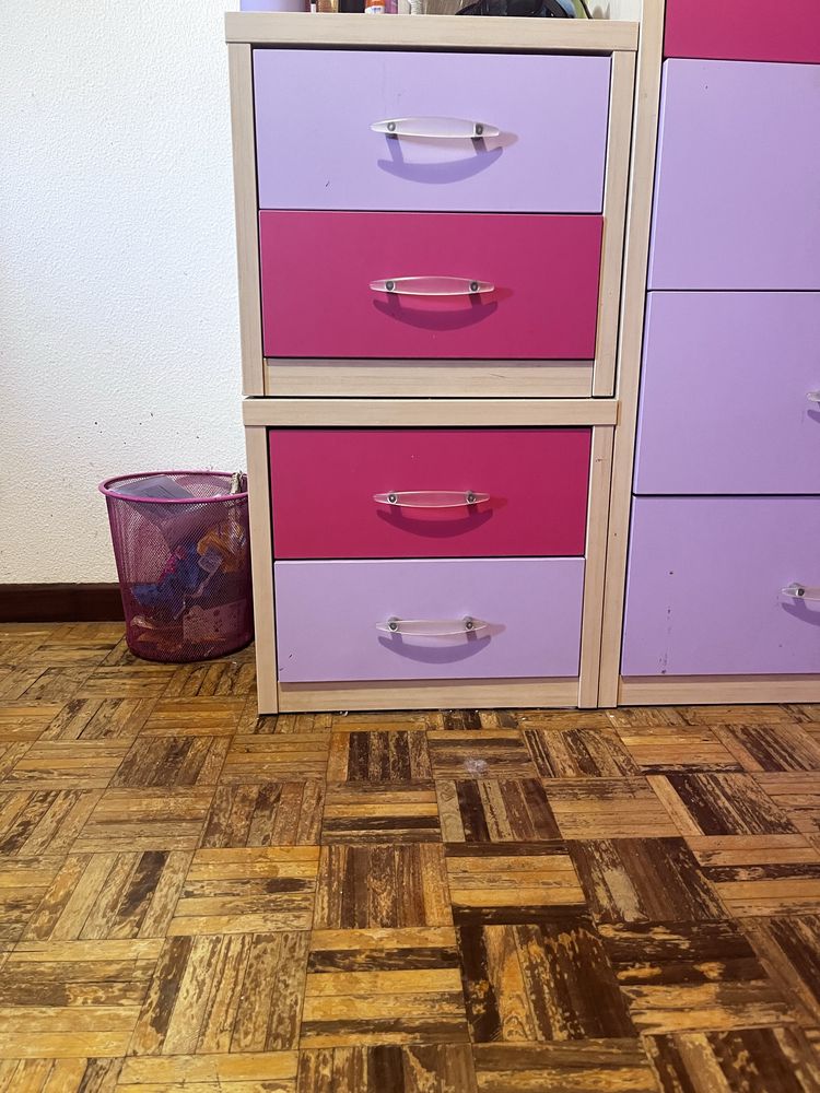 Quarto completo ( uma cama , um roupeiro , duas cómodas