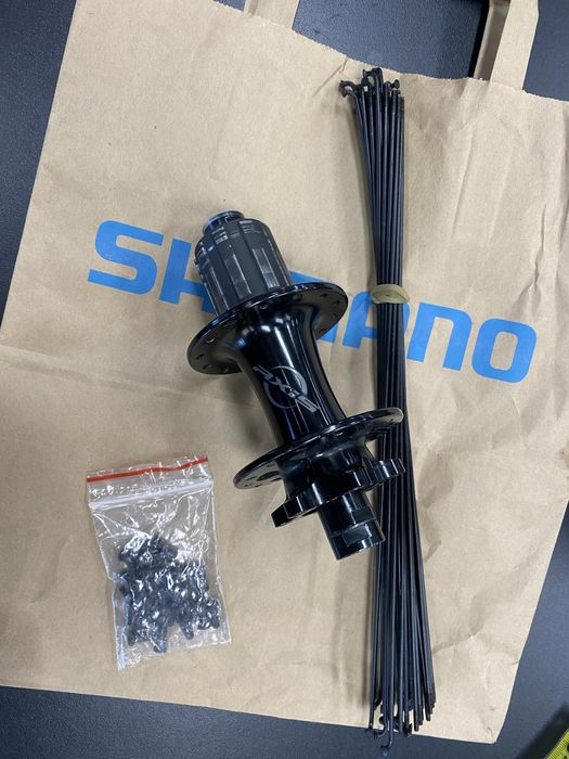 Piasta AXIS sztywna oś 12 x 142 , 28h