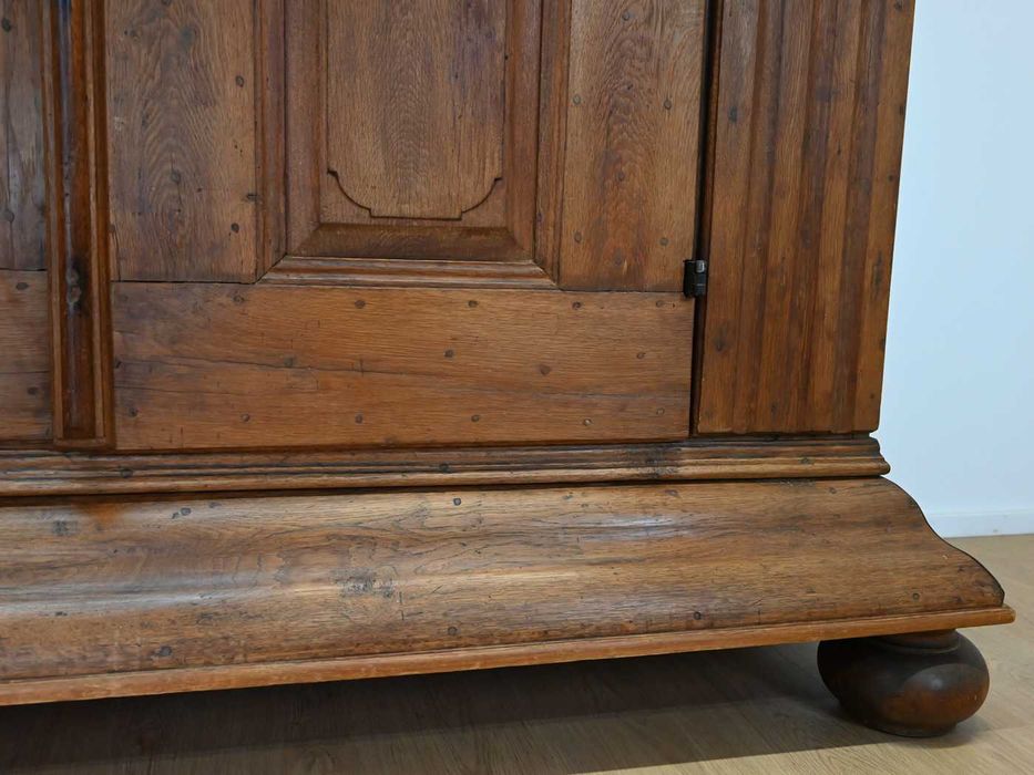 dwustuletnia okazała tradycyjna szafa kołkowana 082901