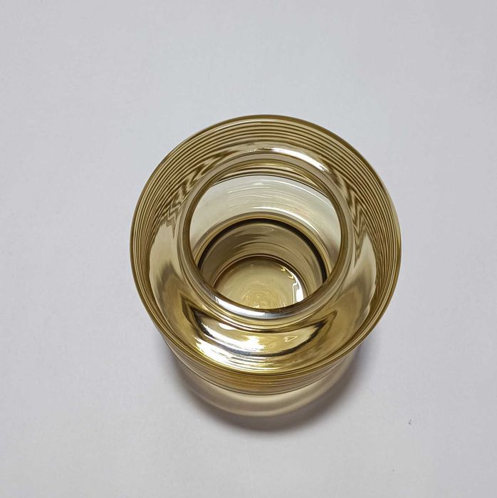 Vaso de vidro castanho e transparente.