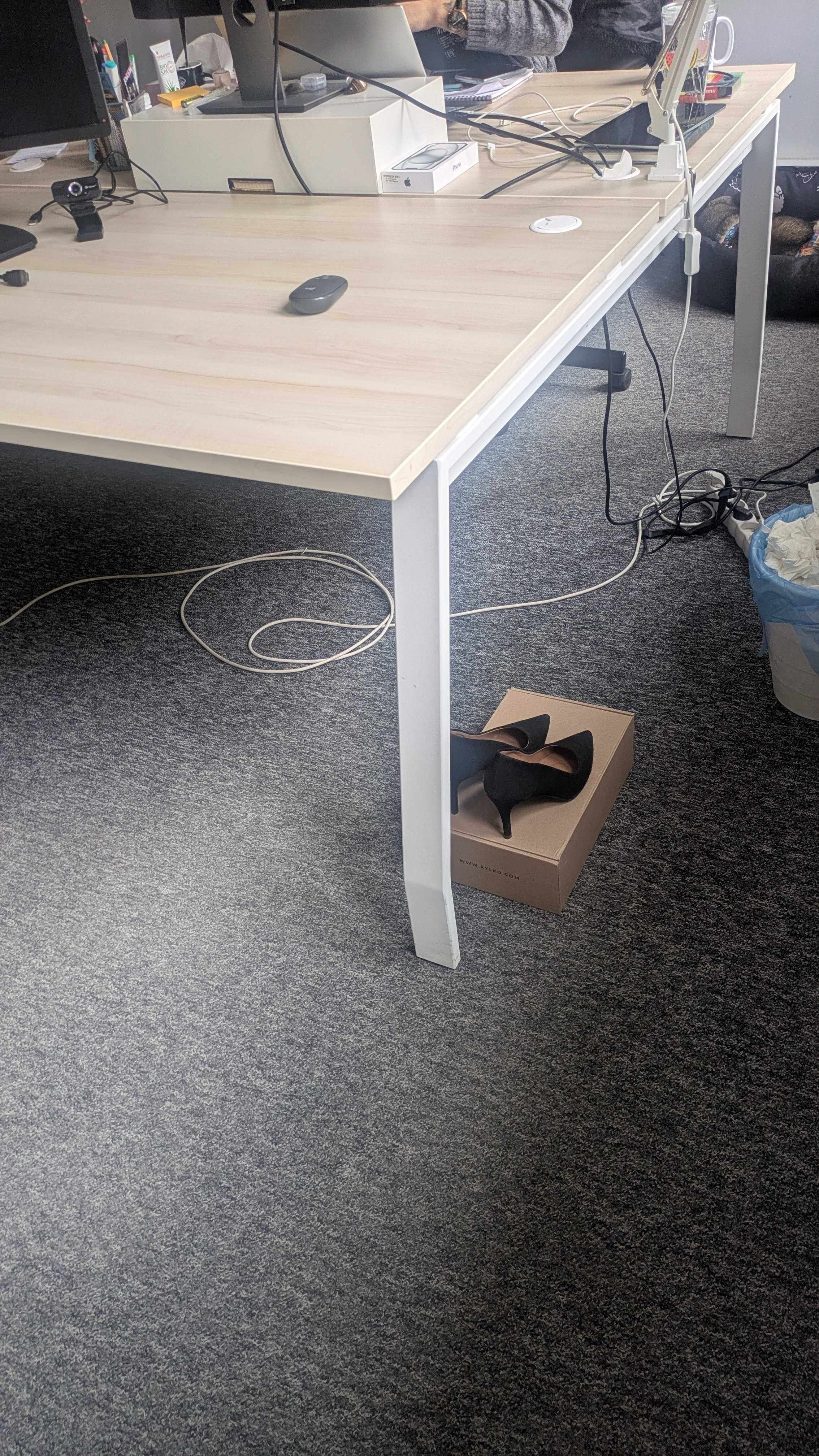 Bardzo duży stół do pracy z IKEA