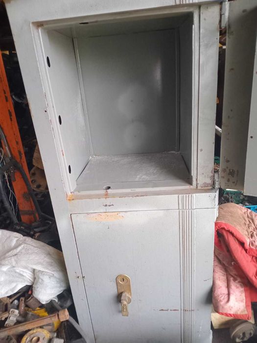 Сейф металевий великий