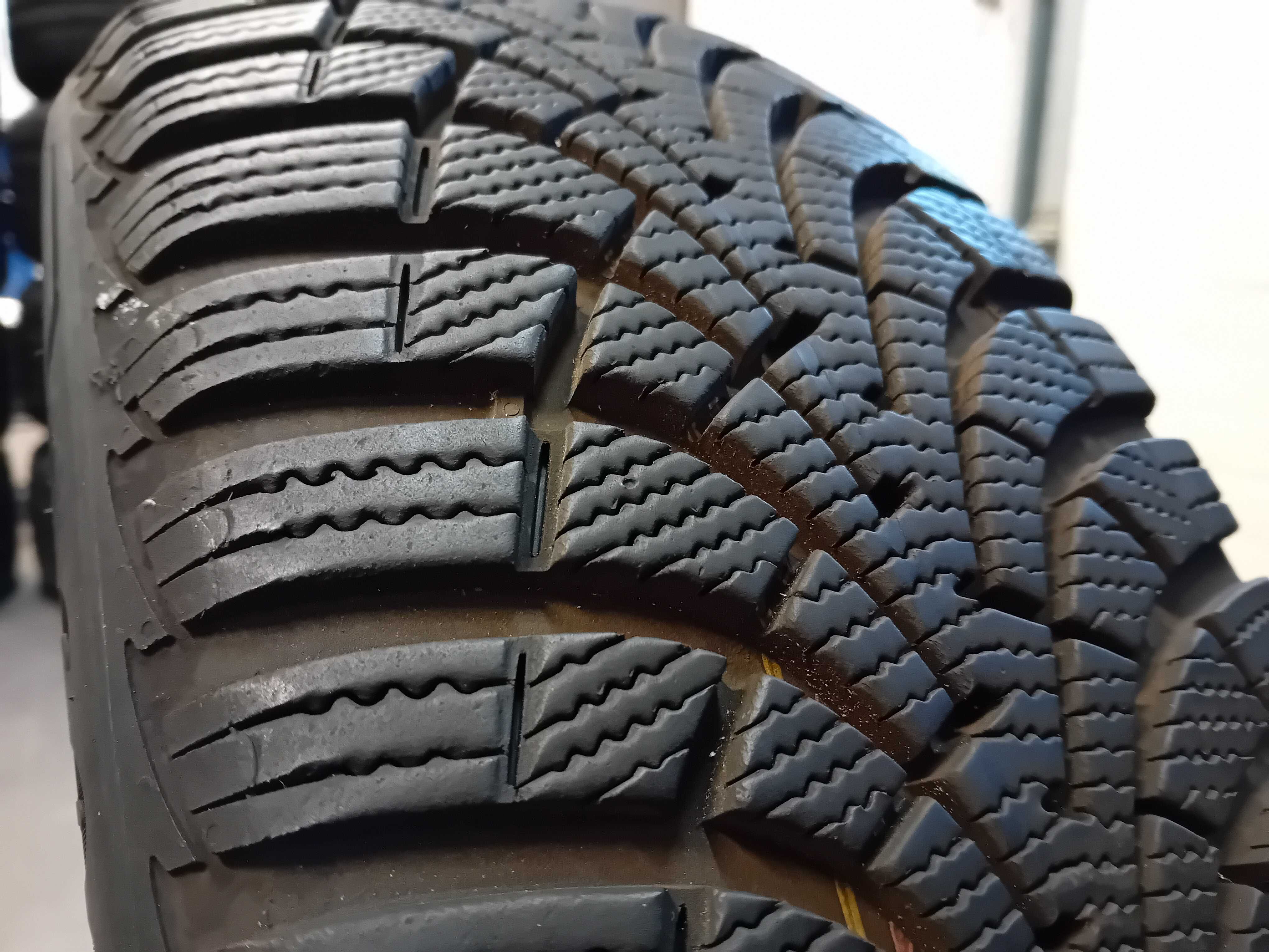 Opona 195/55/16 GOODYEAR UltraGrip 9+ bieżnik 7,5mm 20 rok F-VAT