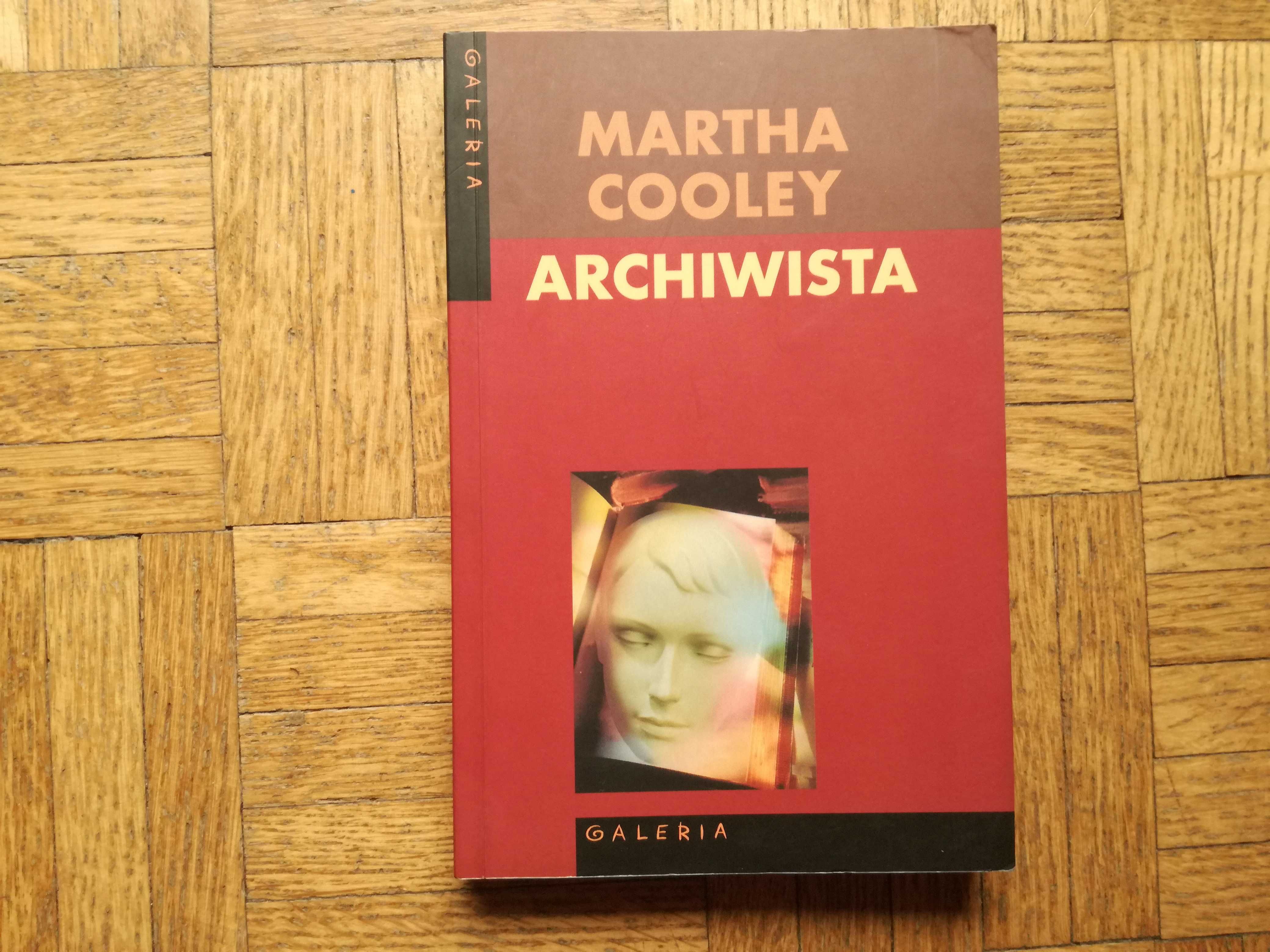 Archiwista, Martha Cooley