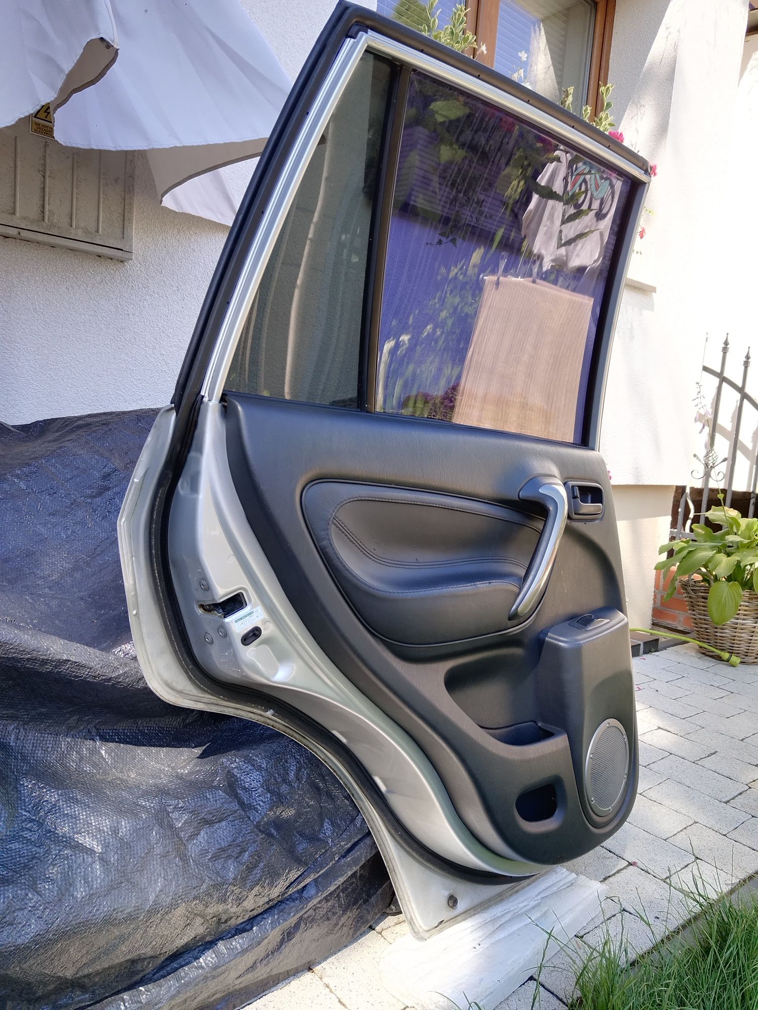 Drzwi lewy tył Toyota Rav4 II gen 00-05 srebrne