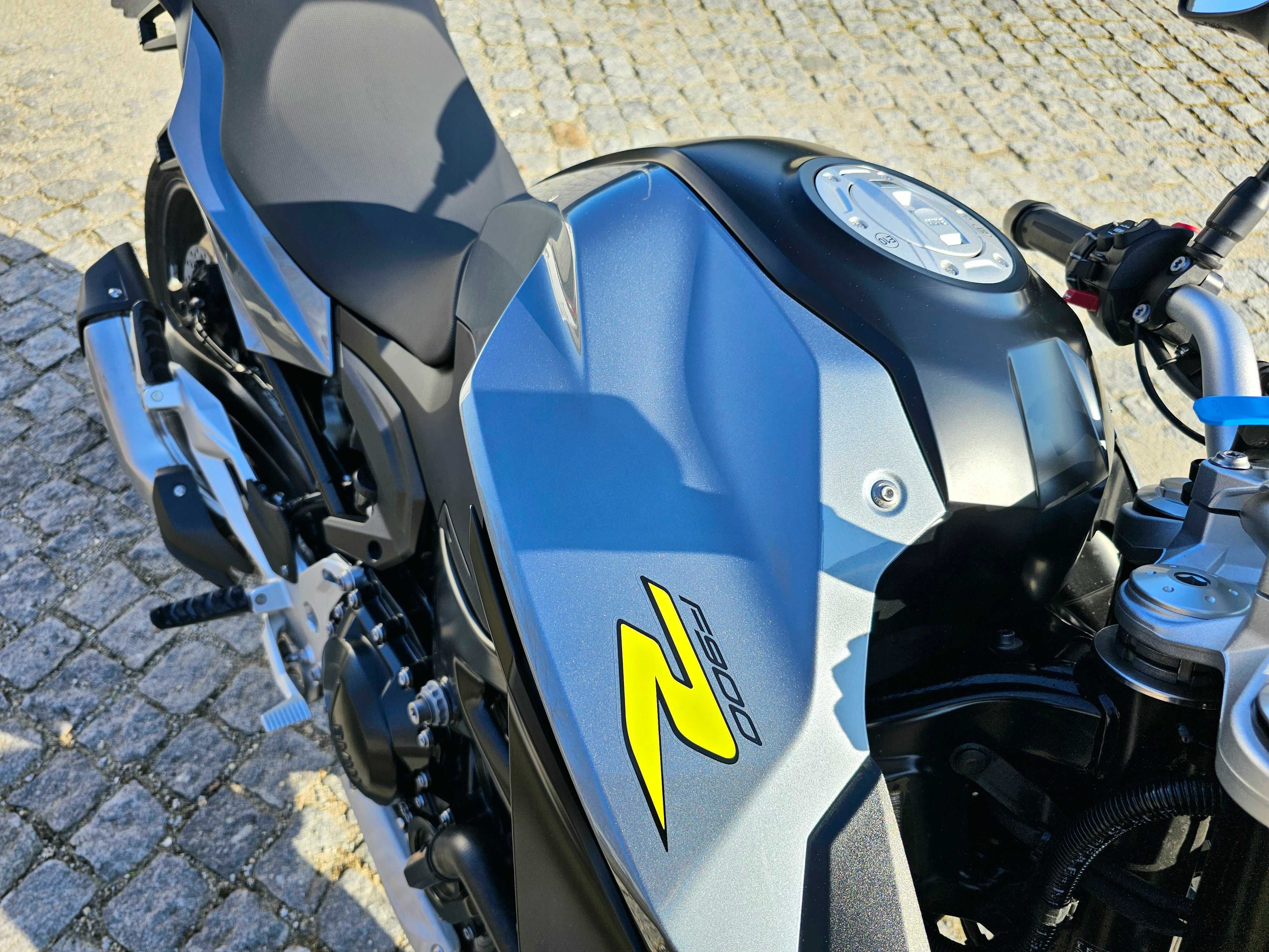 BMW F900R 2023 ABS com apenas 7.500km, extras e em condição excelente!