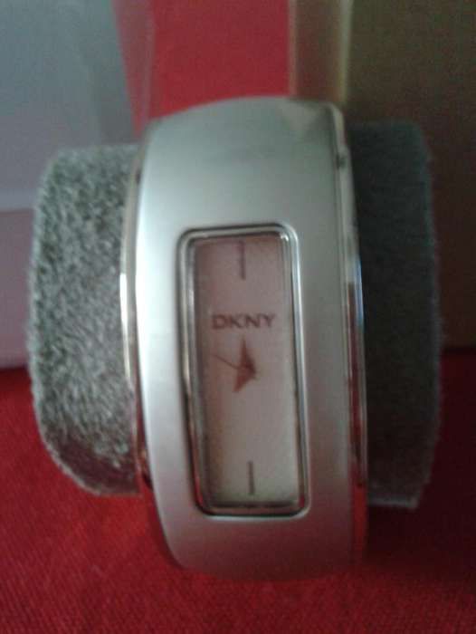 Relógio DKNY cinza prata, tipo pulseira