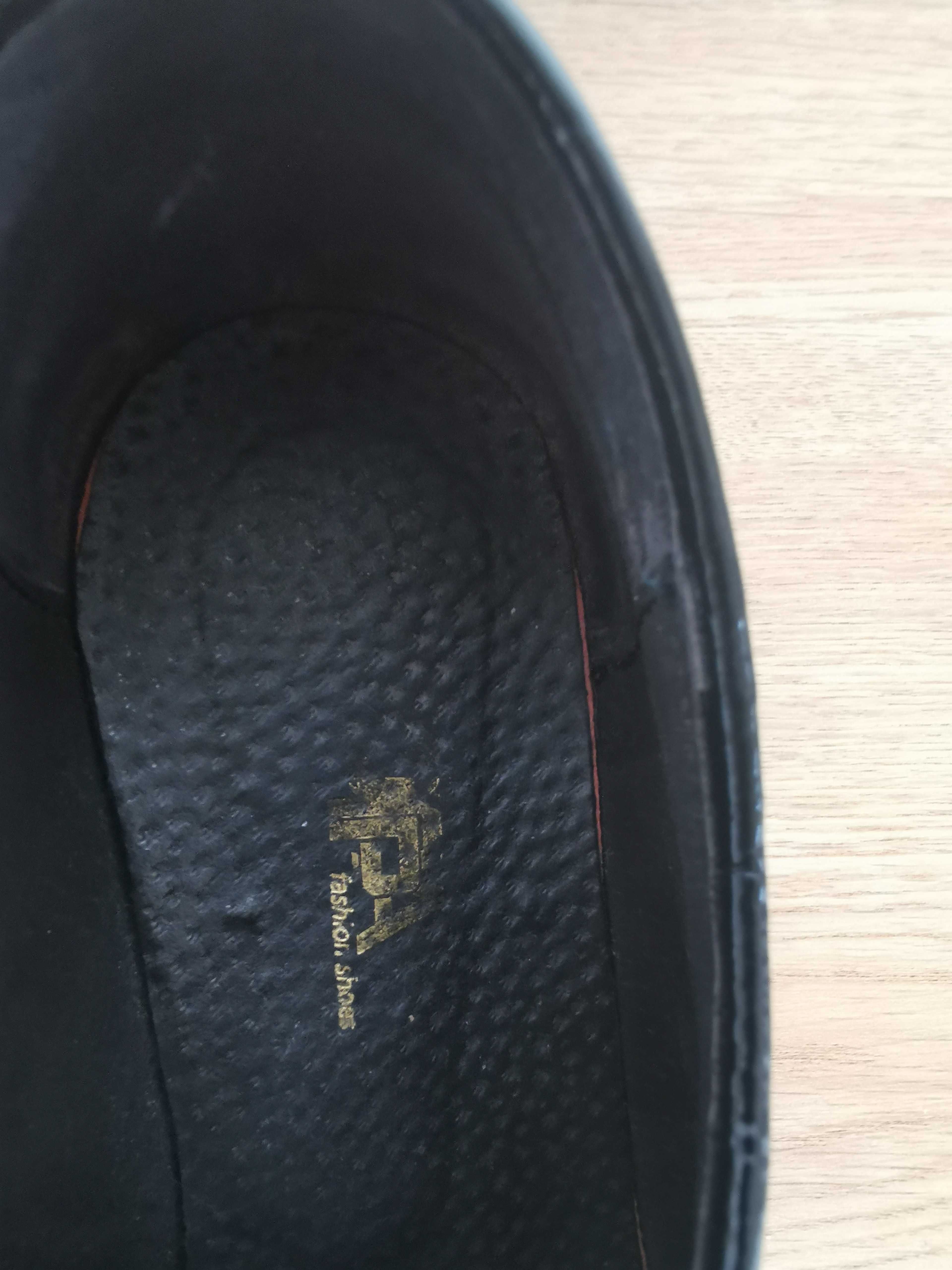 Sapatos pretos tipo verniz