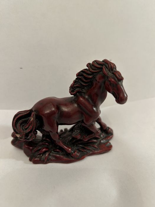 Figurka konia w kłusie