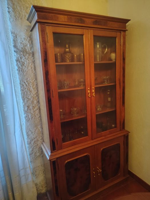 Sala de jantar mesa cadeiras e móvel para copos