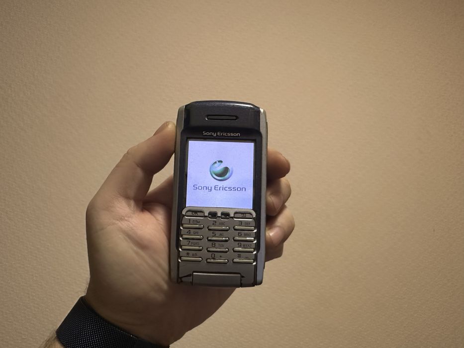 На деталі sony ericsson p900