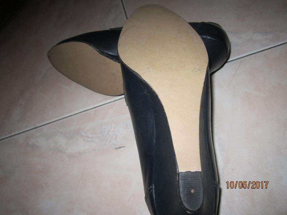 Sapatos novos em pele azul marinho