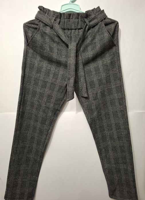 Классические брюки с высокой талией и рюшами