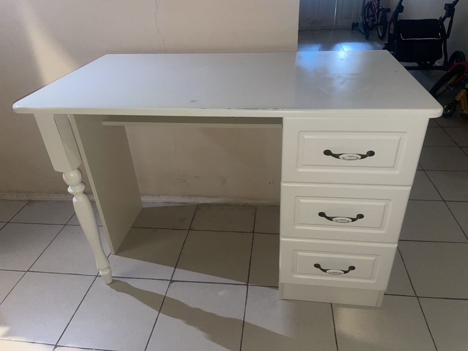 Письмовий стіл в стилі прованс