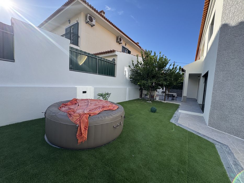 Moradia T4 nova com Jacuzzi, jardim privado e acabamentos de luxo