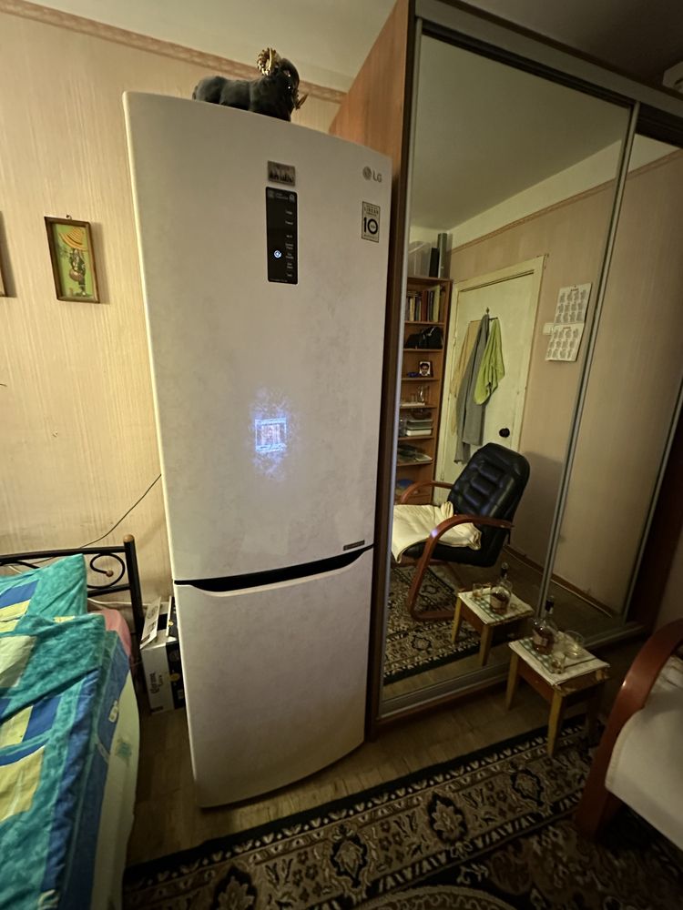 Холодильник LG, двухкамерный, как новый с документами