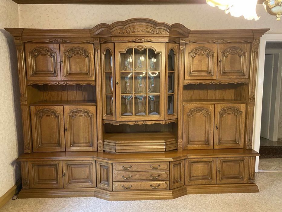 Дубова стінка у вітальню