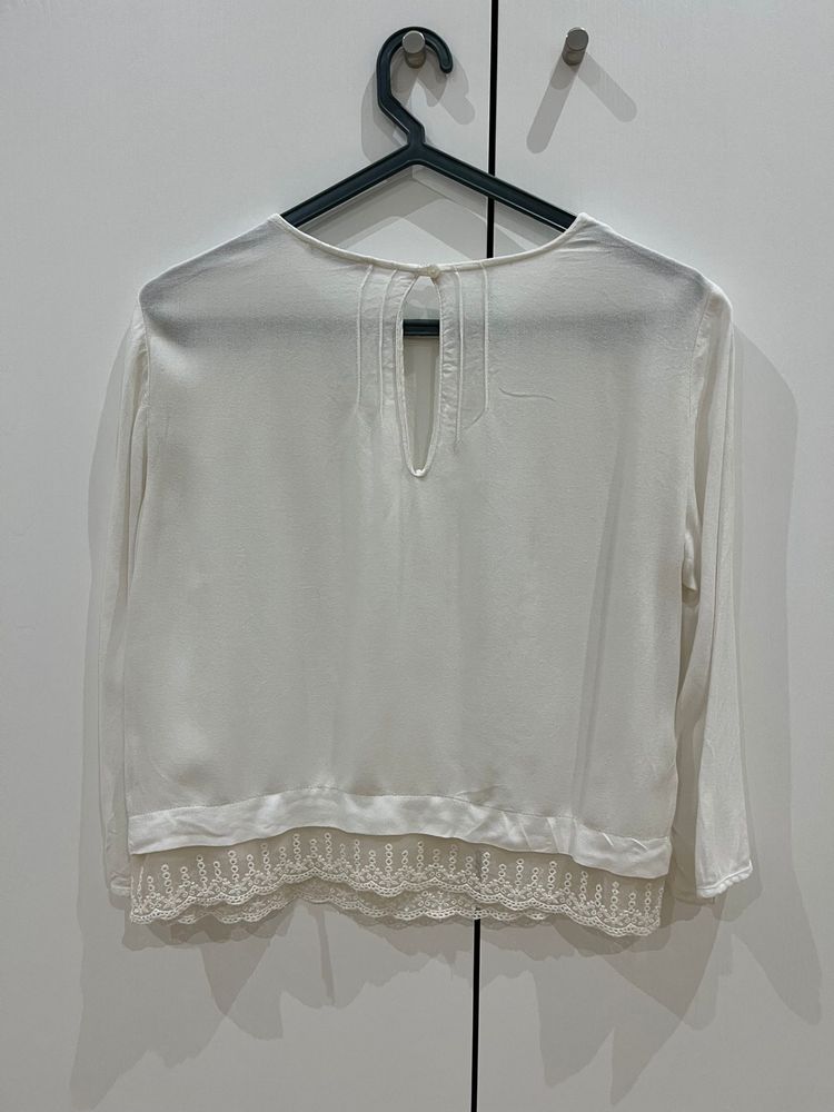 Camisola branca com manga 3/4 e renda fina em baixo tam S bershka