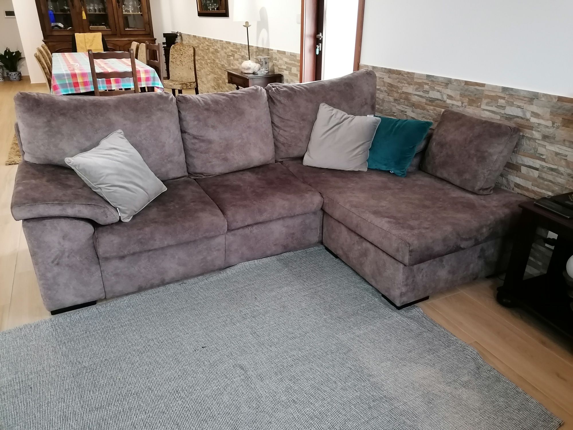 Sofá 2 lugares com chaise long.