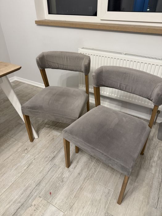 Стіл на кухню та мʼякі стільці