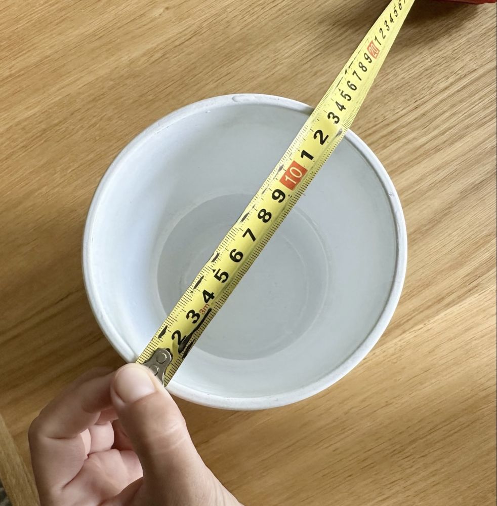 Biała gładka osłonka ceramiczna donicznka tanio
