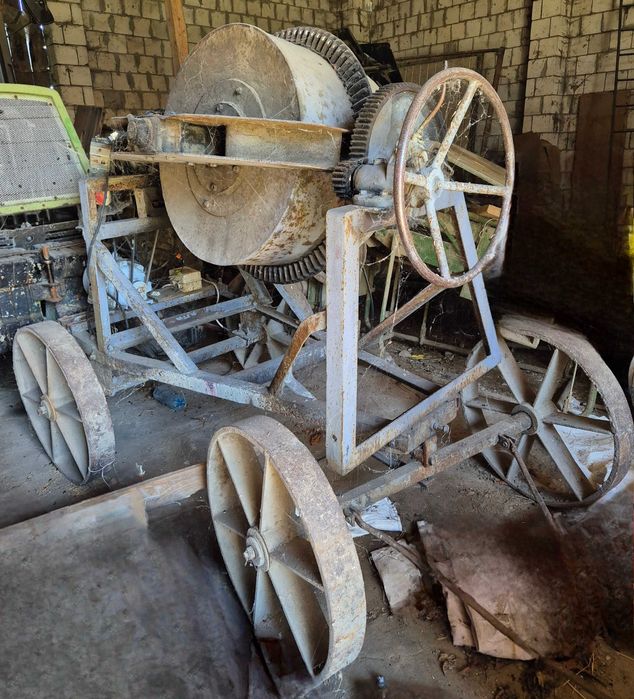 betoniarka na duzych stalowych kołach