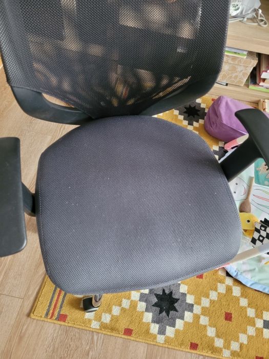 Czarny fotel biurowy obrotowy krzeslo obrotowe do biurka czarne