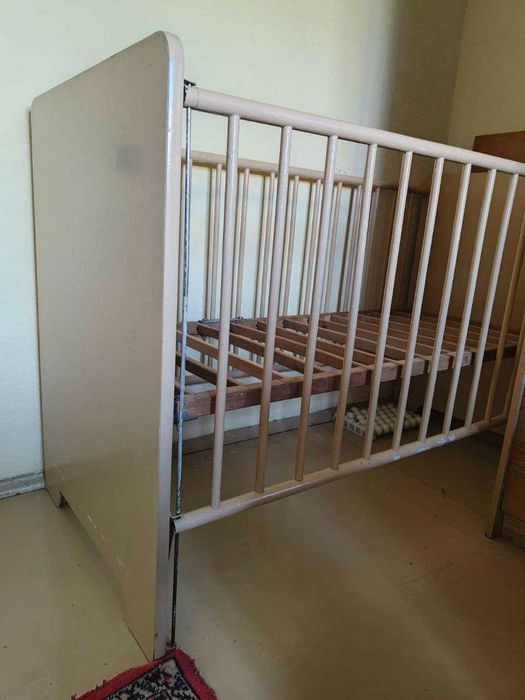 Дитяче ліжечко, комбіноване. Передня решітка опускається.