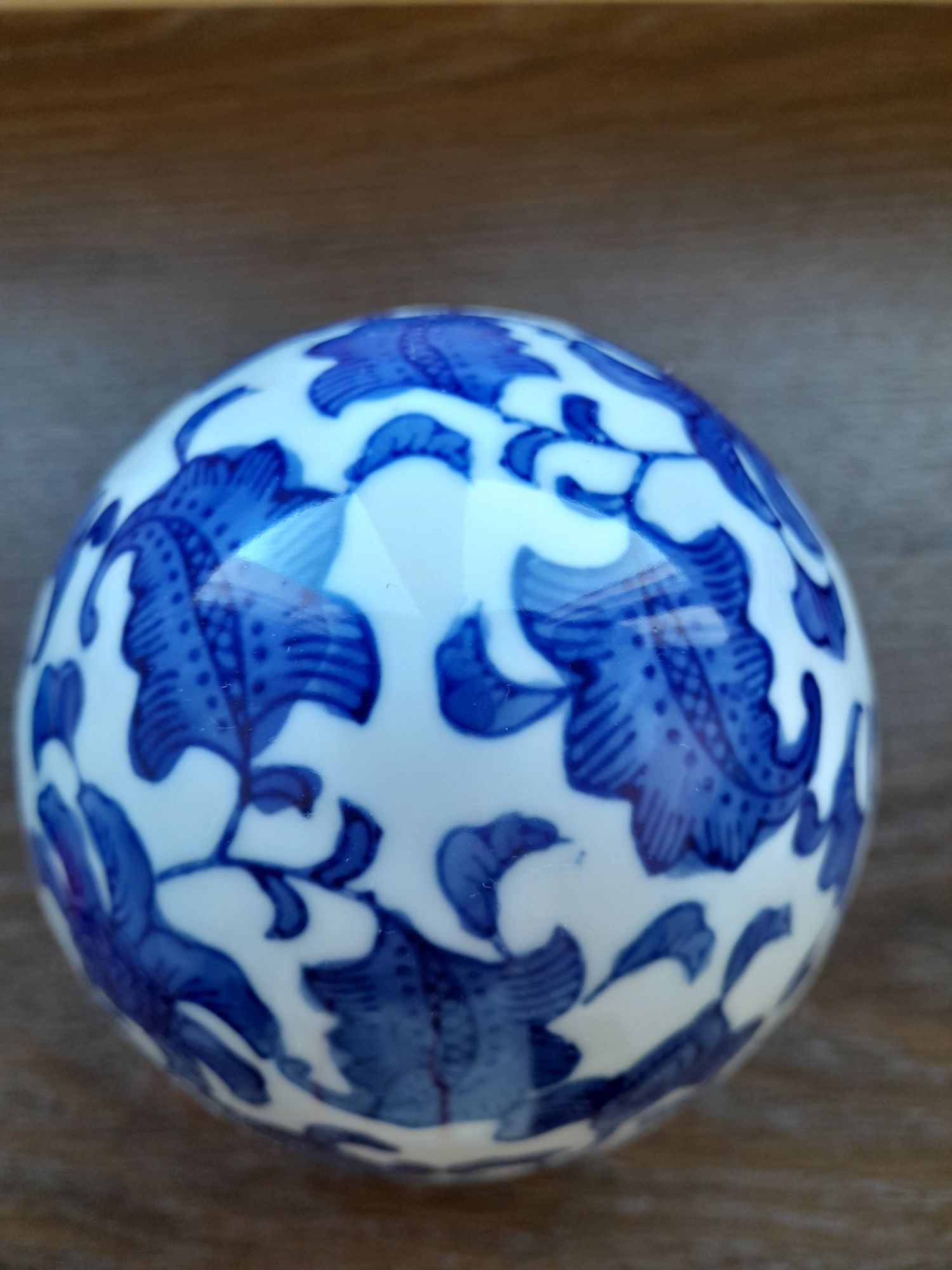 Ovo decorativo em porcelana, azul e branco