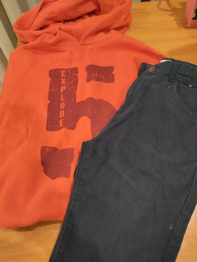 Conjunto de Sweat laranja com capucho e calça sarja azul. Idade 13anos