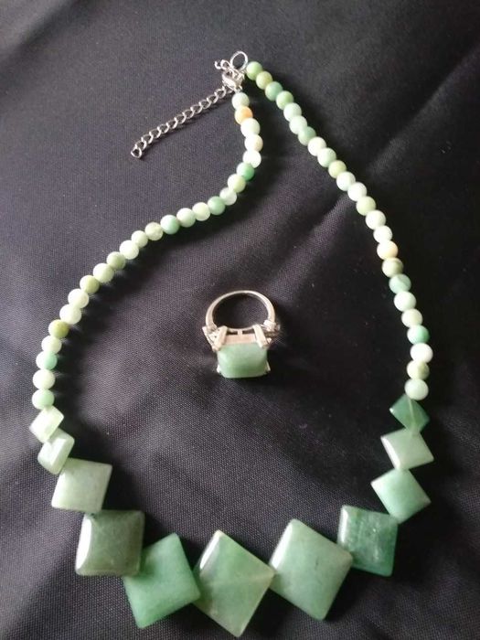 Колье из нефрита и кольцо