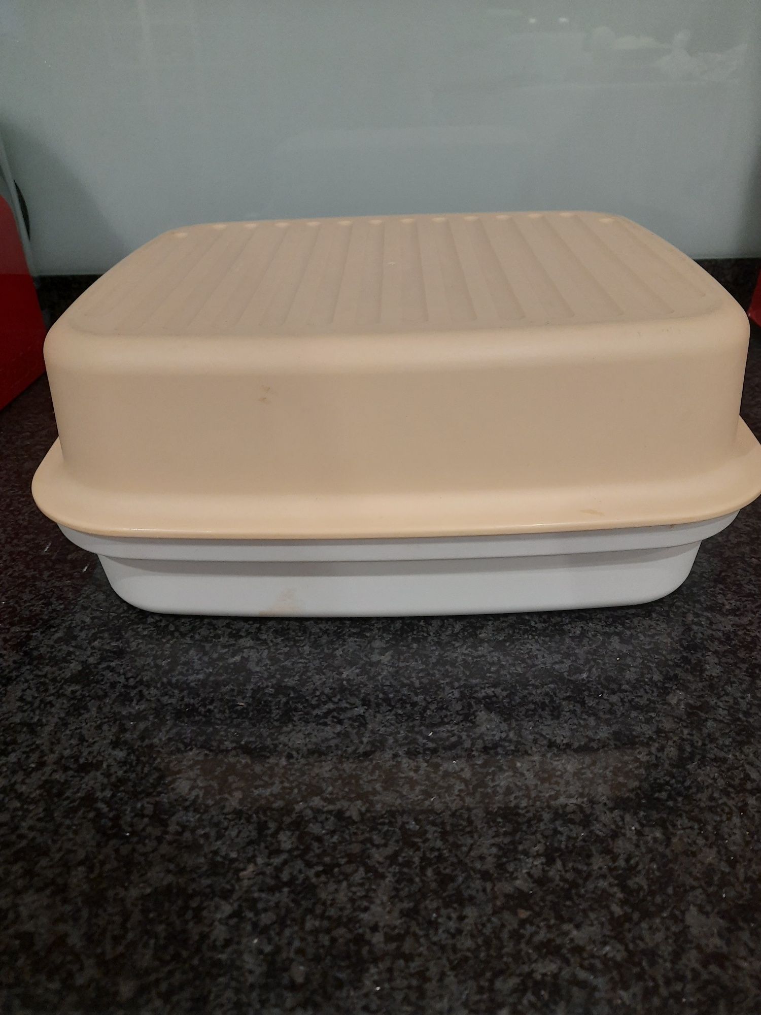 Caixa de pão tupperware