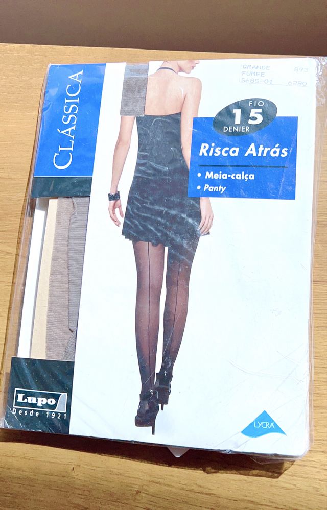 Collants cor de pele de risca atrás