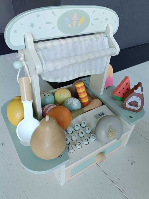 Kasa drewniana z lodami i warzywami