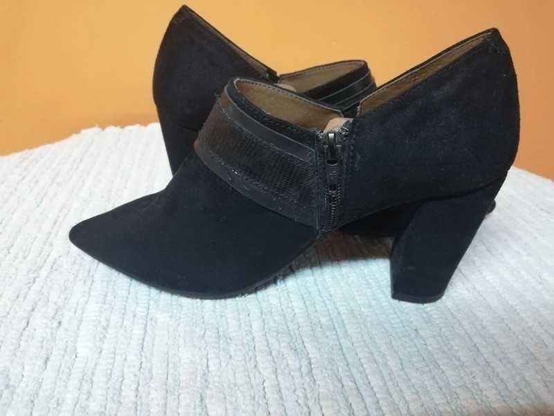 Sapato de salto pretos