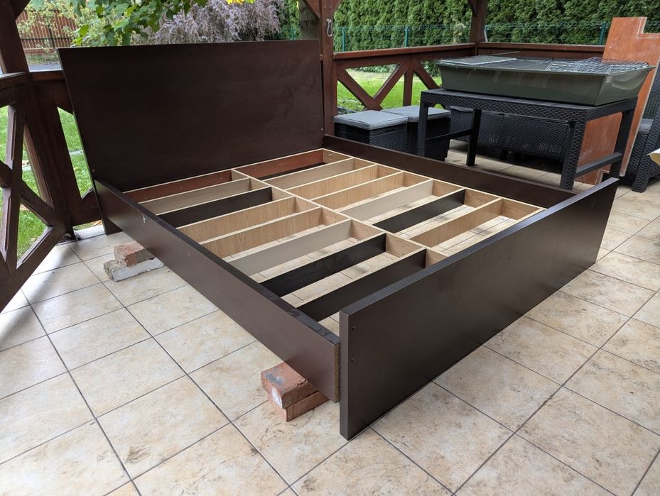 Łóżko 208 x 168 cm, solidne, szuflada na kółkach,  szafka nocna gratis