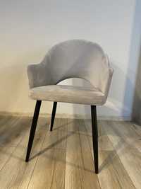 Tapicerowane krzesło fotel z podłokietnikami