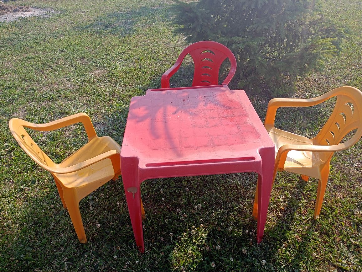 Stolik z krzesłami dla dzieci
