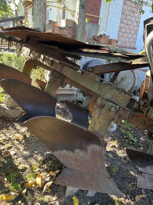 ЮМЗ -6   1980 р.в.  + прицеп, плуг, лущільник, косарка, гребка, борони