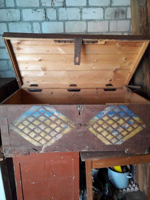 Скриня. Ящик, сундук. Можно для хранения вещей или зерна.