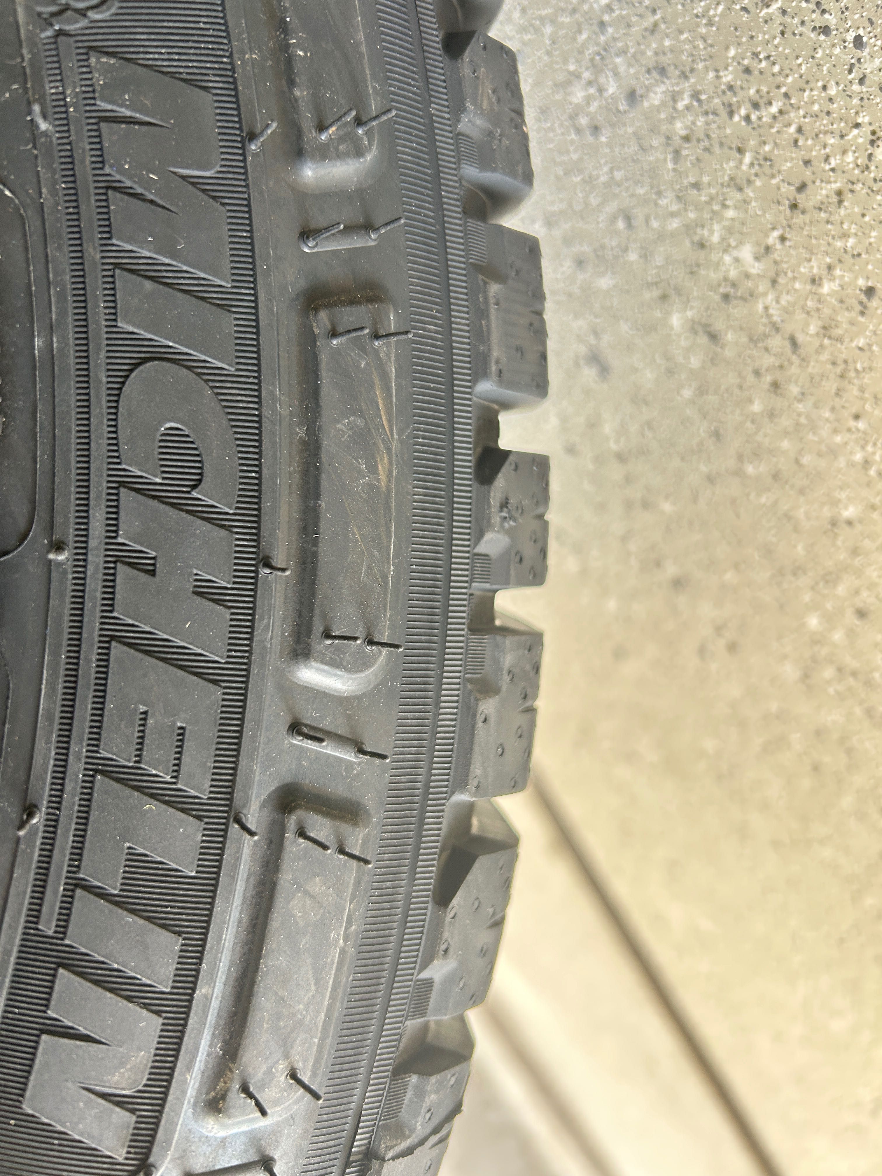 235/60R17C Michelin